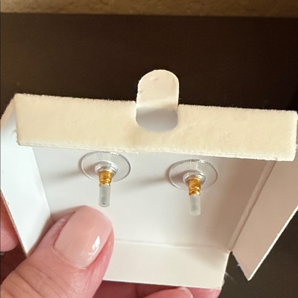 Elegant Pearl and Rhinestone Stud Earrings - Picture 3 of 4